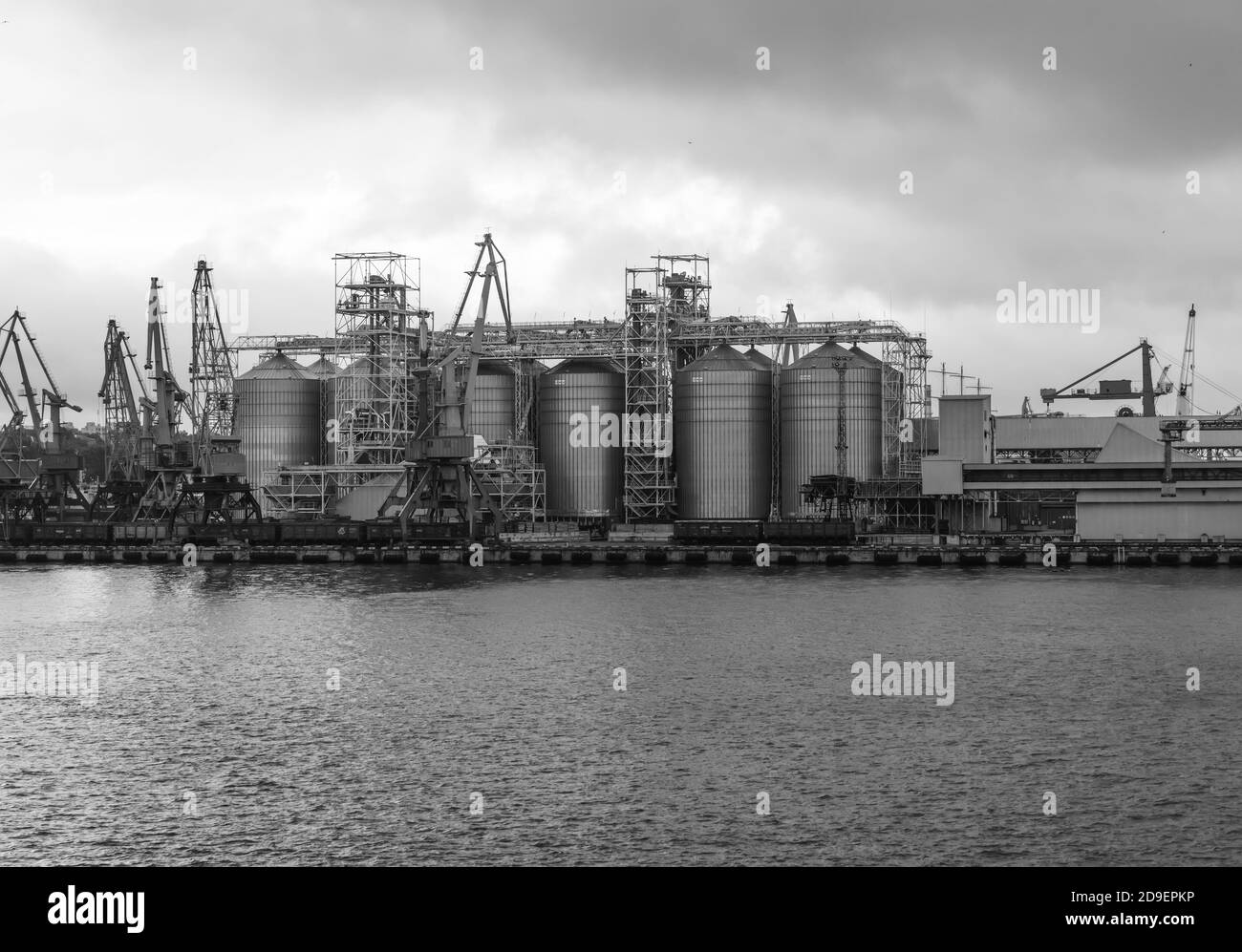 Odessa, Ukraine - 10 septembre 2018 : port commercial industriel maritime. Zone industrielle du port maritime d'Odessa. Grues à conteneurs. Borne de conteneur de cargaison de s Banque D'Images