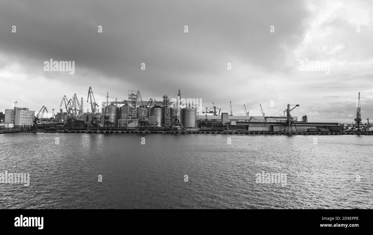 Odessa, Ukraine - 10 septembre 2018 : port commercial industriel maritime. Zone industrielle du port maritime d'Odessa. Grues à conteneurs. Borne de conteneur de cargaison de s Banque D'Images