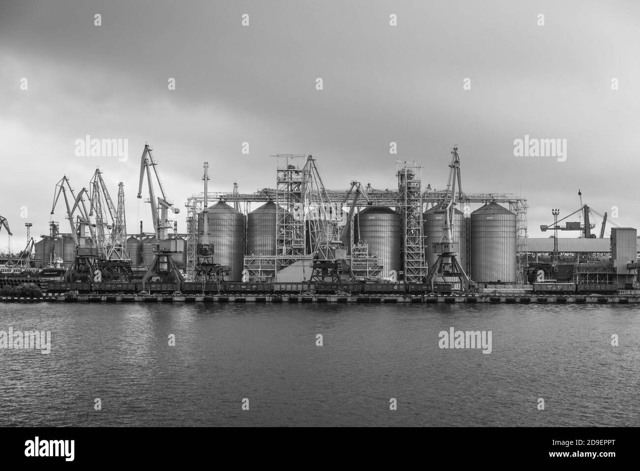 Odessa, Ukraine - 10 septembre 2018 : port commercial industriel maritime. Zone industrielle du port maritime d'Odessa. Grues à conteneurs. Borne de conteneur de cargaison de s Banque D'Images