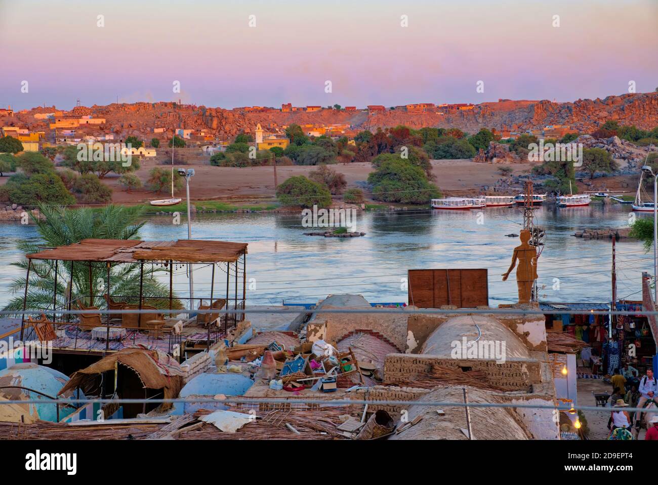 Villages nubiens – SIOU et Koti – nichés au milieu de palmiers luxuriants, leurs maisons peintes bleu ciel, rose ou jaune et souvent décorées avec des scènes hajj Ta Banque D'Images