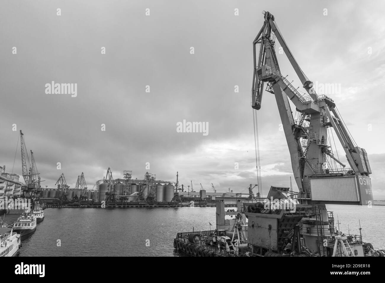 Odessa, Ukraine - 10 septembre 2018 : port commercial industriel maritime. Zone industrielle du port maritime d'Odessa. Grues à conteneurs. Borne de conteneur de cargaison de s Banque D'Images