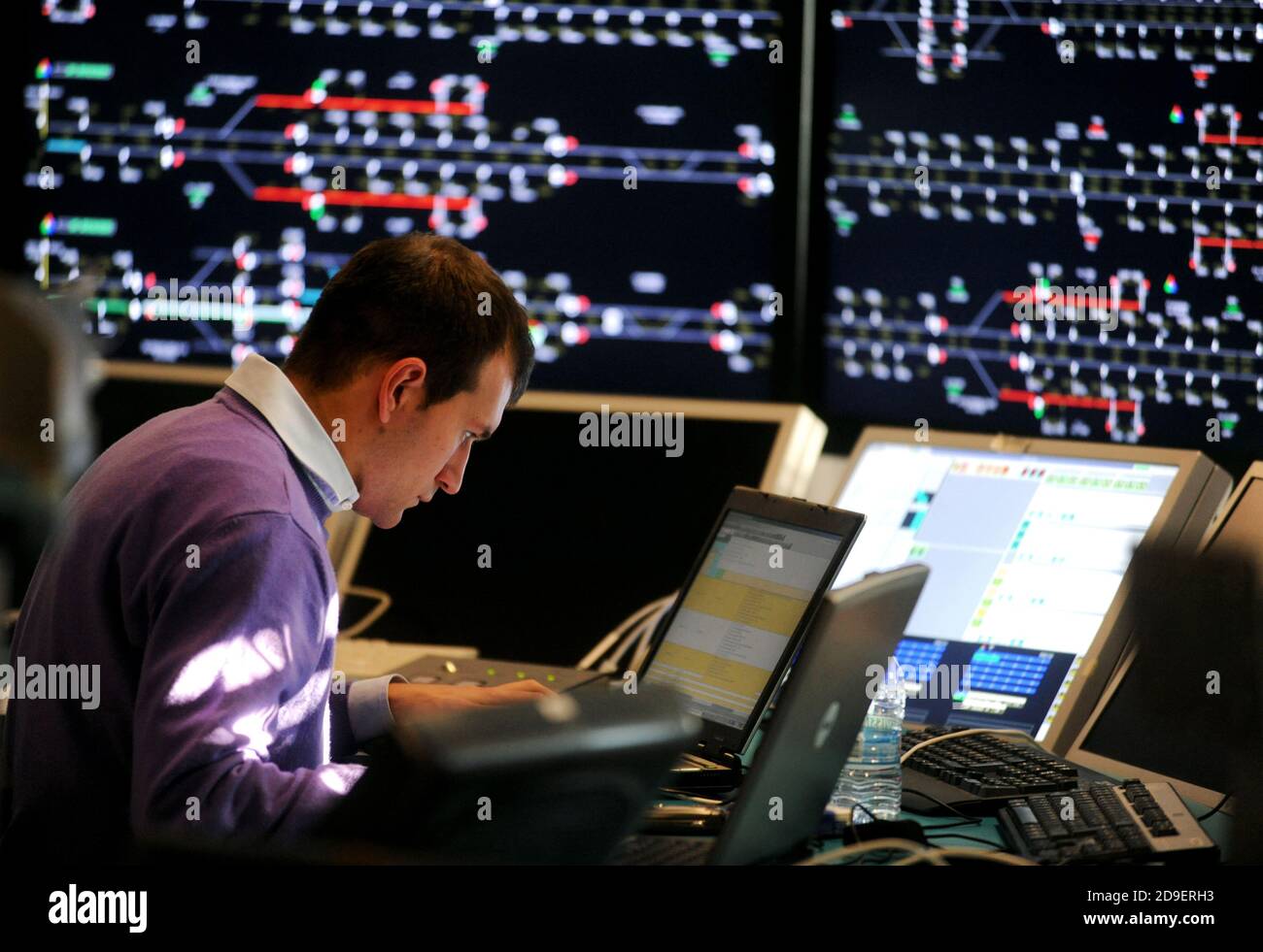 La salle de contrôle des trains à grande vitesse de la gare centrale, à Bologne, en Italie. Banque D'Images