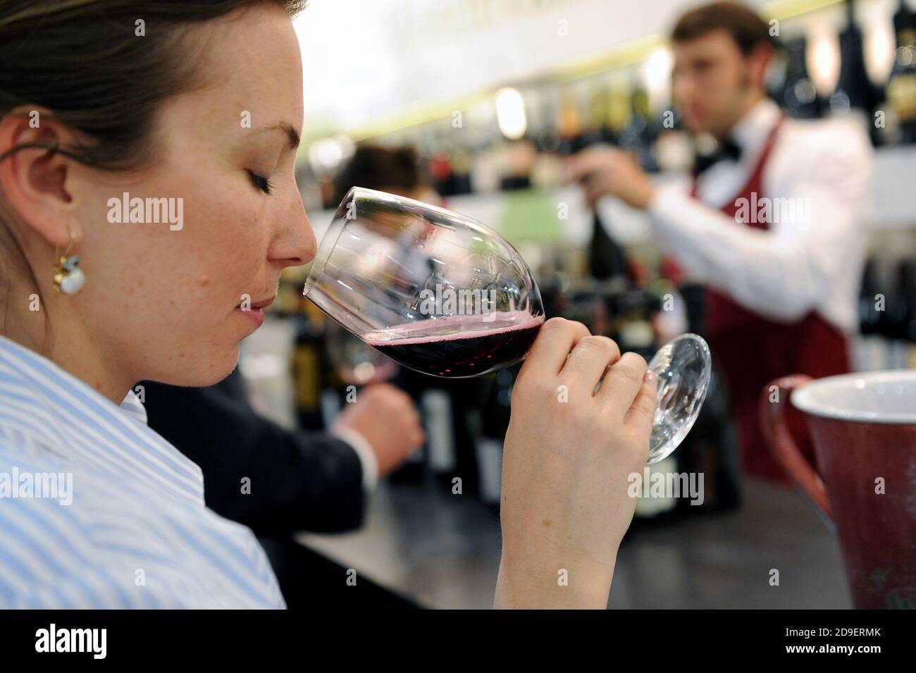 Dégustation de vin rouge à Vinitaly, Foire internationale des vins, à Vérone, Italie. Banque D'Images