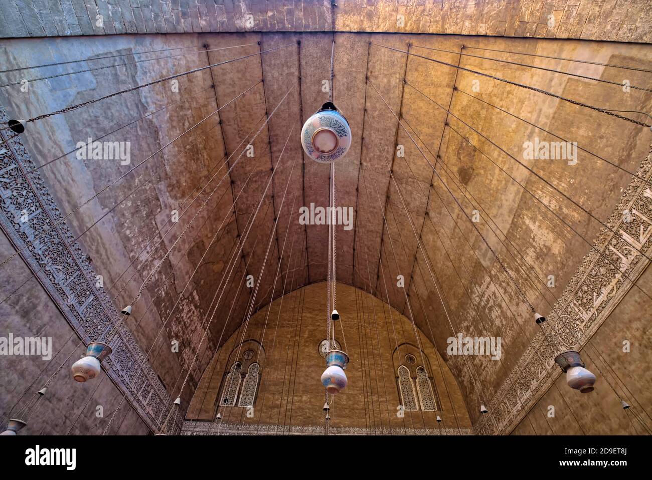 La Grande Pyramide de Gizeh est la plus ancienne et la plus grande des trois pyramides du complexe de la pyramide de Gizeh qui borde ce qui est maintenant El Gizeh, en Égypte. C'est le Banque D'Images