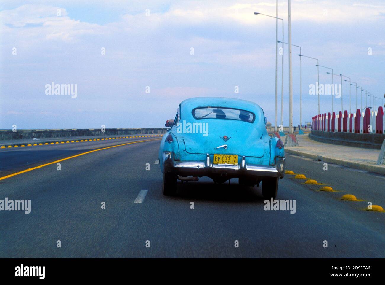Voiture américaine classique d'époque sur le Malecon, à la Havane Cuba. Banque D'Images