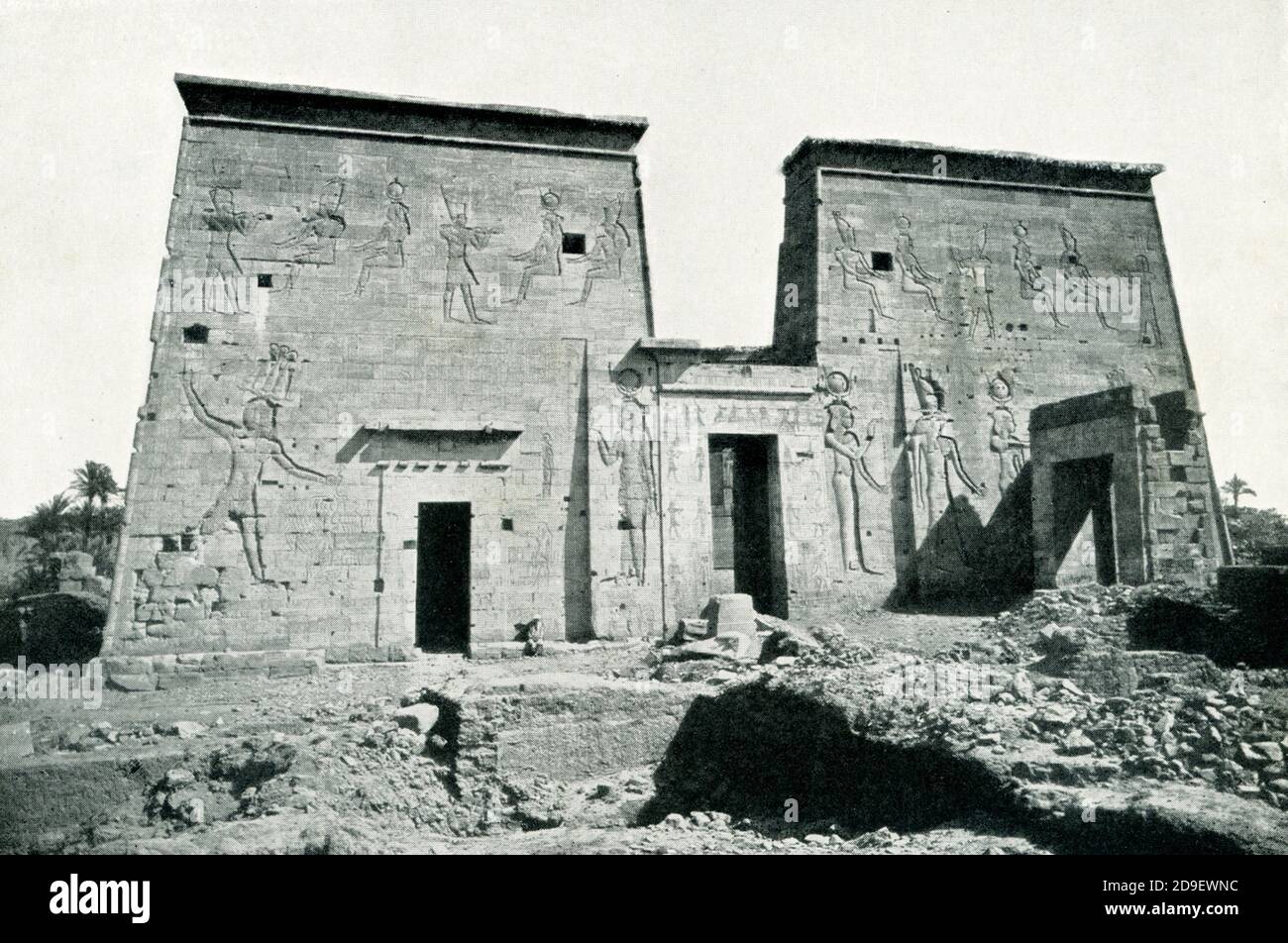 Cette photo montre le front sud du temple d'Isis à Philae - avant la construction du barrage d'Assouan. La construction du temple a commencé vers 280 avant J.-C. Construit sous le règne de Ptolémée II (époque gréco-romaine en Égypte), le temple d'Isis à Philé est dédié à Isis, Osiris et Horus. Les murs du temple contiennent Banque D'Images
