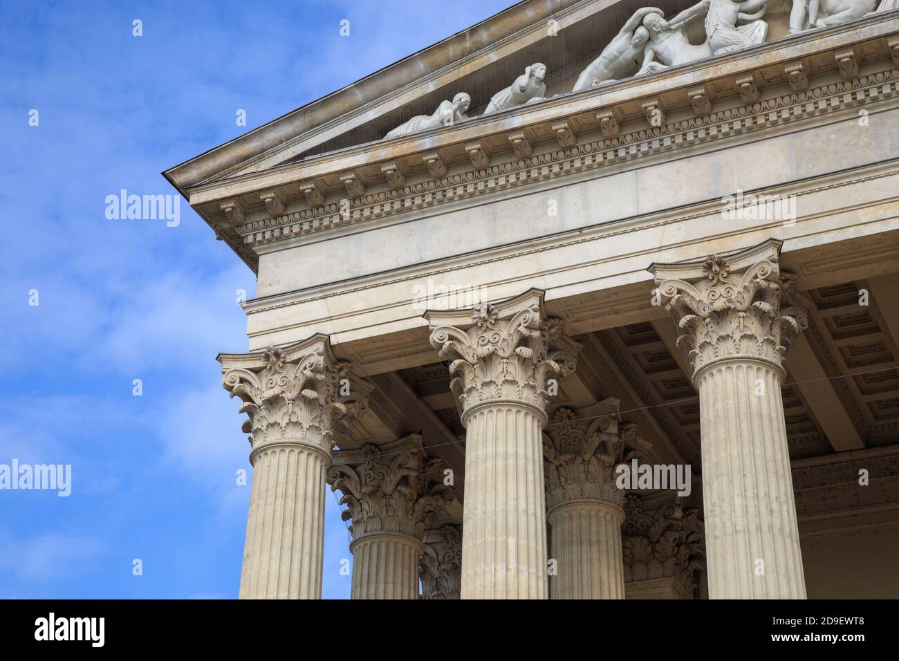 Ancienne colonne de palais de justice. Colonnade néoclassique avec colonnes corinthiennes dans un bâtiment public ressemblant à un temple grec ou romain Banque D'Images