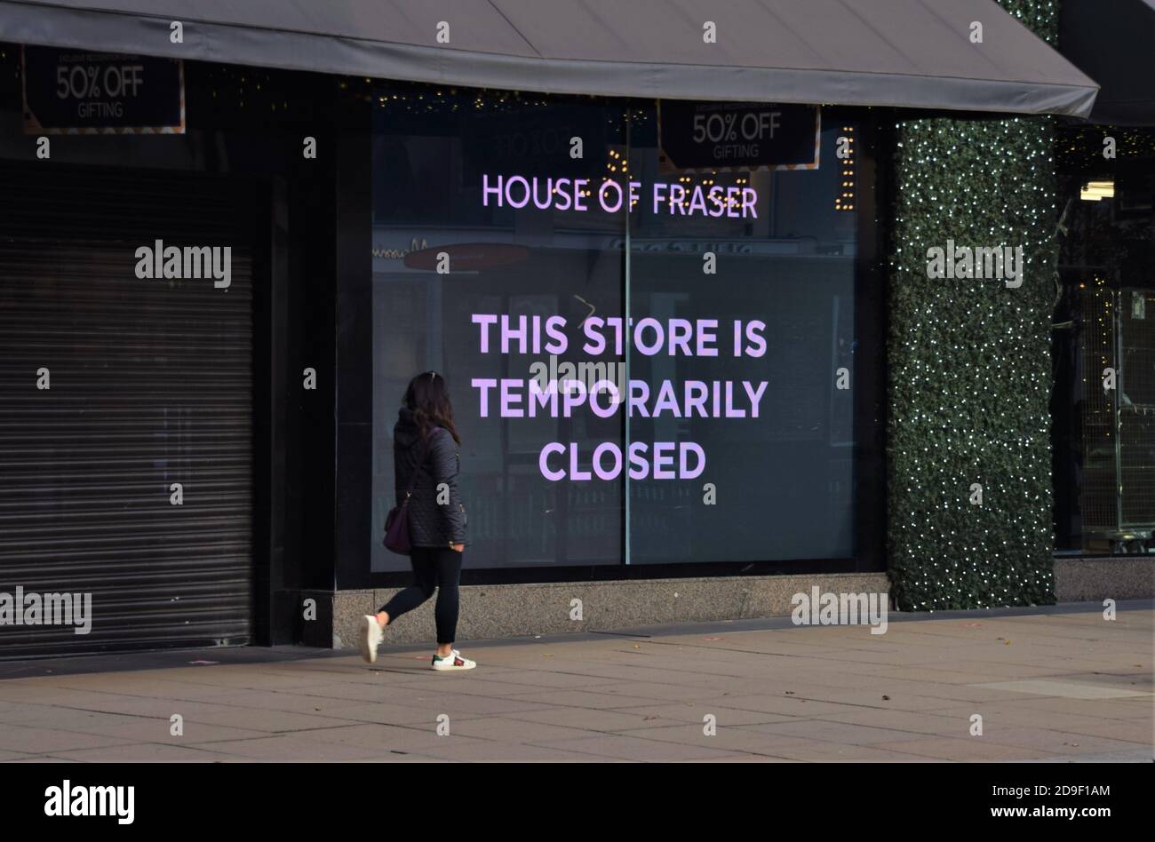 Une femme passe devant une enseigne fermée au magasin House of Fraser, sur Oxford Street, le premier jour du deuxième confinement national en Angleterre.Londres, Royaume-Uni 5 novembre 2020. Banque D'Images