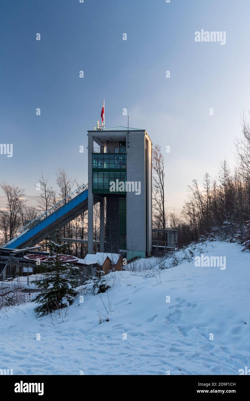 Tour de saut à ski à Wisla en hiver dans les montagnes de Beskid Slaski En Pologne Banque D'Images
