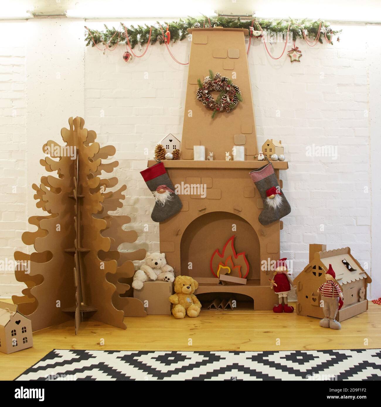 Décoration de Noël en carton avec arbre, cadeaux et cheminée Photo Stock -  Alamy