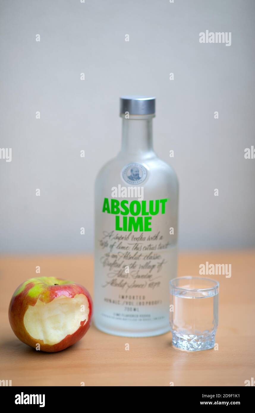 Une bouteille, un petit verre Absolut Vodka et pomme sur la table en  bois.Varsovie, Pologne. 05.11.2020 Photo Stock - Alamy