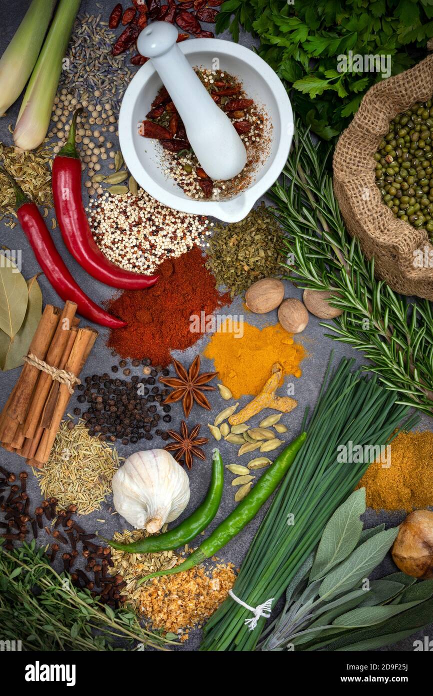 Herbes et épices sur fond gris ardoise. Banque D'Images