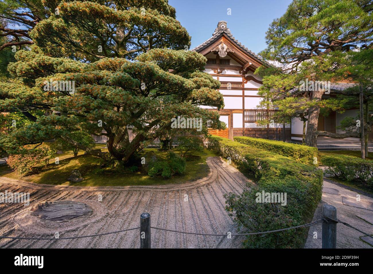 Jardin zen japonais de sable sec à Ginkaku-ji, également connu sous le nom de Jisho-ji, pendant la saison d'automne à Kyoto, au Japon Banque D'Images