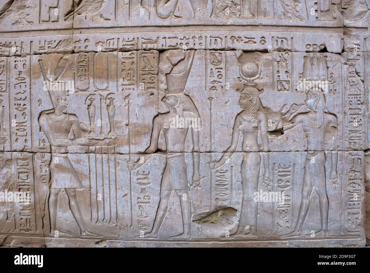 Le passage intérieur tourne autour de la moitié arrière du temple, entré depuis le hall Hypostyle, et est décoré avec des reliefs et des inscriptions prises @ Banque D'Images