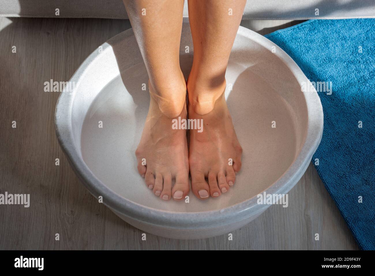 Femme fait bain avec de l'eau chaude et de bicarbonate de soude pour ses  pieds. Bain maison pour les pieds secs Photo Stock - Alamy