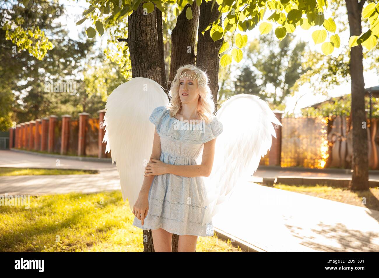 Angel Girl avec de grandes ailes de plumes blanches Banque D'Images