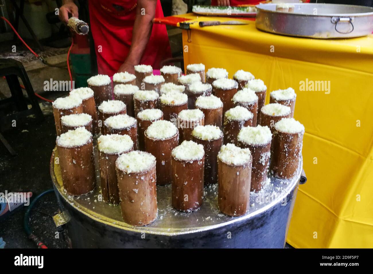 Gateau De Riz Au Sucre De Palme Cuit A La Vapeur En Bambou Ou En Bambou Putu Photo Stock Alamy