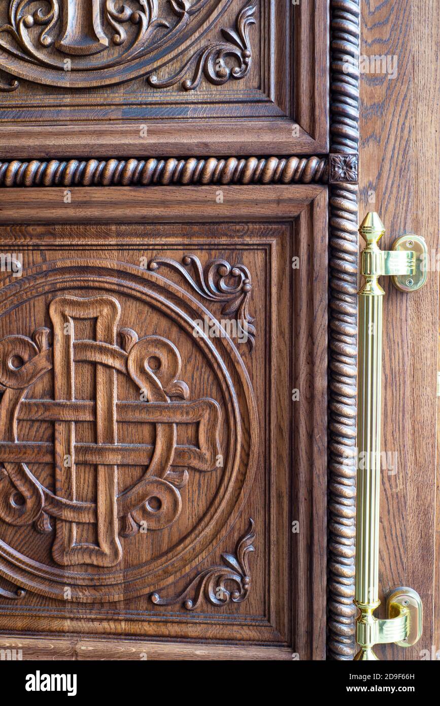 Porte d'entrée du TEMPLE. Porte à motifs en bois avec poignée en métal. Concept de connexion Banque D'Images