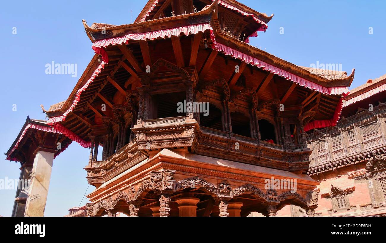 Haut d'un temple en bois historique (style pagode) avec de belles décorations et ornements situé sur la place Bhaktapur Durbar, Népal. Banque D'Images