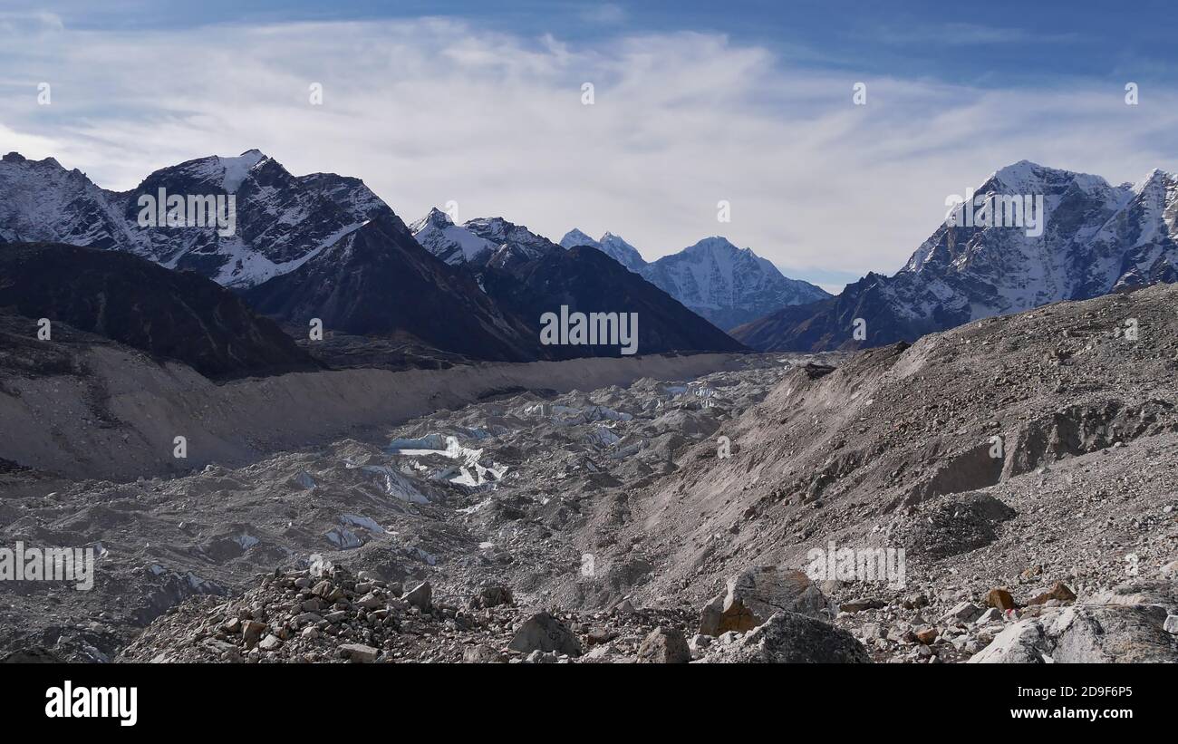Magnifique vue panoramique sur le glacier de Khumbu couvert de rochers entouré de majestueuses montagnes enneigées dans l'Himalaya sur le mont Everest base Camp Trek. Banque D'Images