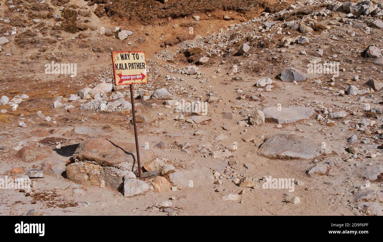 Panneau en métal rouillé montrant la direction de l'ascension de la montagne Kala Patthar (5,645 m) dans le village Gorakshep près du mont Everest dans l'Himalaya. Banque D'Images Panneau en métal rouillé montrant la direction de l'ascension de la montagne Kala Patthar (5,645 m) dans le village Gorakshep près du mont Everest dans l'Himalaya. Banque D'Images