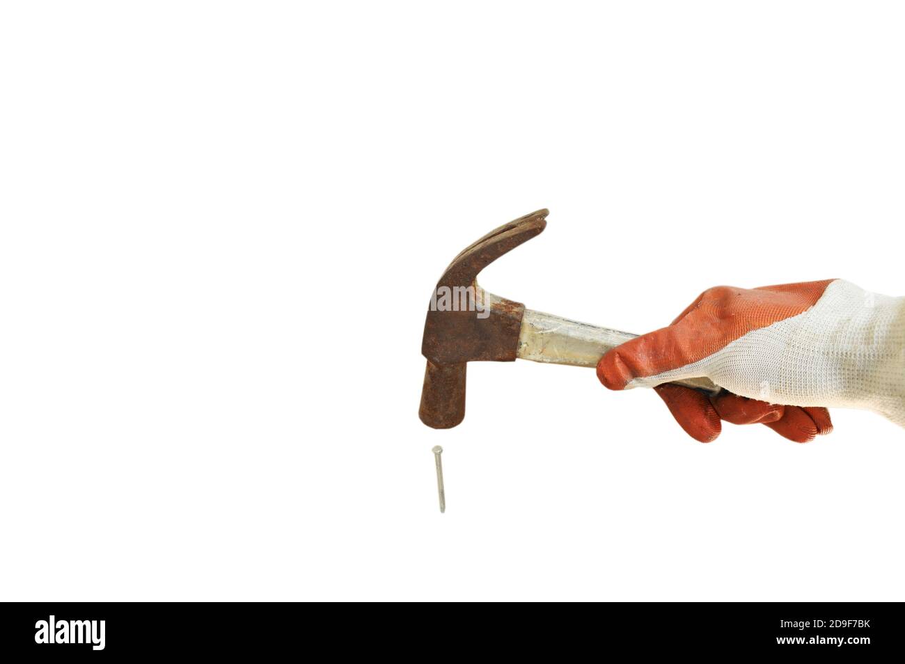 gants de sécurité à porter à la main tenant l'ancien marteau en fer sur qui s'est cogné clou sur fond blanc Banque D'Images