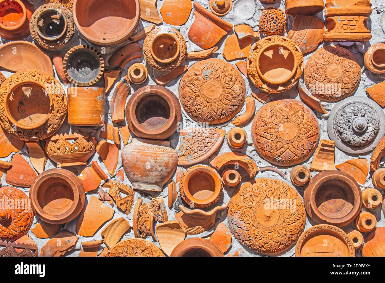 Gros plan Poterie thaï et brun sur le mur pour la décoration intérieure ou extérieure. Banque D'Images