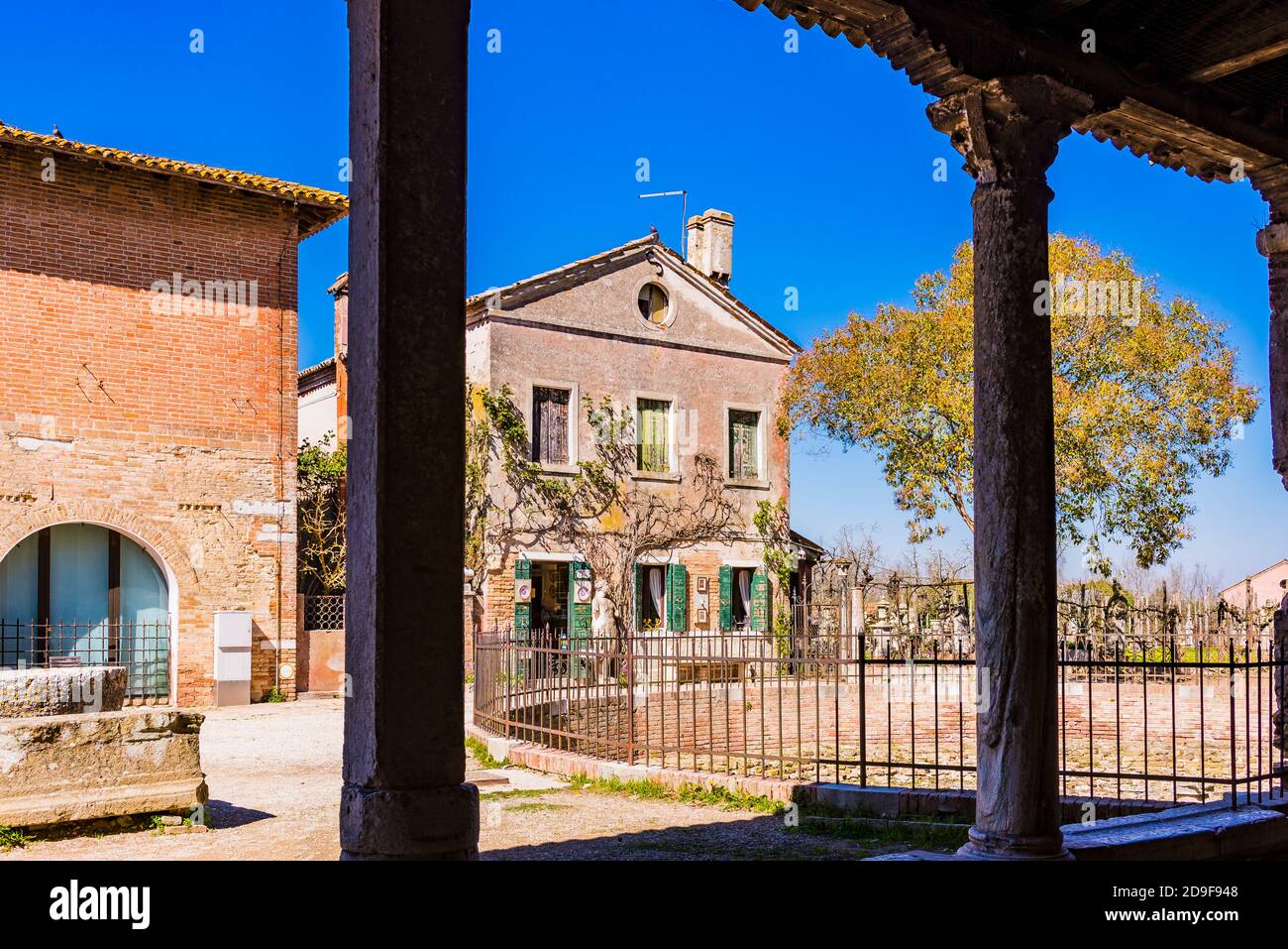 Place principale vue de la passerelle couverte de l'église de Santa Fosca, église byzantine sur l'île de Torcello. Torcello, lagune vénitienne, Venise, Ven Banque D'Images