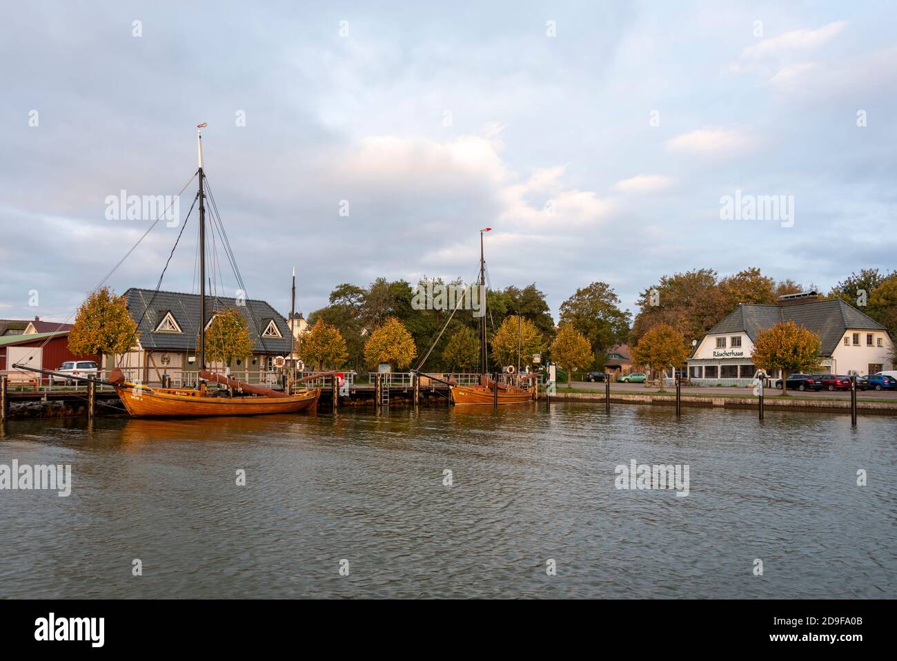 Ahrenshoop, Allemagne. 22 octobre 2020. Dans le port d'Althagen, sur la péninsule Fischland-Darss-Zingst, il y a deux Zeesenboote traditionnelles. Ils doivent leur nom aux Zeese, un chalut avec lequel la pêche a été effectuée dans les eaux côtières et de Bodden, qui ne font qu'un mètre de profondeur, du XVIIIe siècle jusqu'aux années 1950. Aujourd'hui, les bateaux historiques en bois sont principalement utilisés comme bateaux touristiques lors de voyages à tour de table au-dessus de Bodden. Cependant, ils sont également utilisés pour les régates traditionnelles, qui ont dû être annulées pour la première fois cette année en raison de la pandémie de Corona. Credit: Stephan Schulz/dpa/Alay Live News Banque D'Images