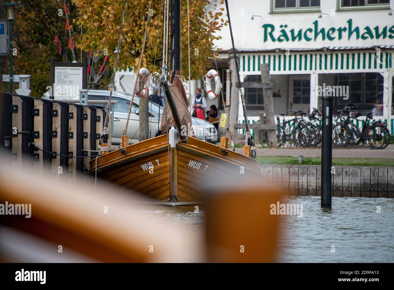 Ahrenshoop, Allemagne. 22 octobre 2020. Dans le port d'Althagen, sur la péninsule Fischland-Darss-Zingst, il y a un Zeesenboot traditionnel. Il doit son nom aux Zeese, un chalut avec lequel la pêche a été effectuée dans les eaux côtières et de Bodden, qui ne sont qu'un mètre de profondeur, du XVIIIe siècle jusqu'aux années 1950. Credit: Stephan Schulz/dpa-Zentralbild/ZB/dpa/Alay Live News Banque D'Images