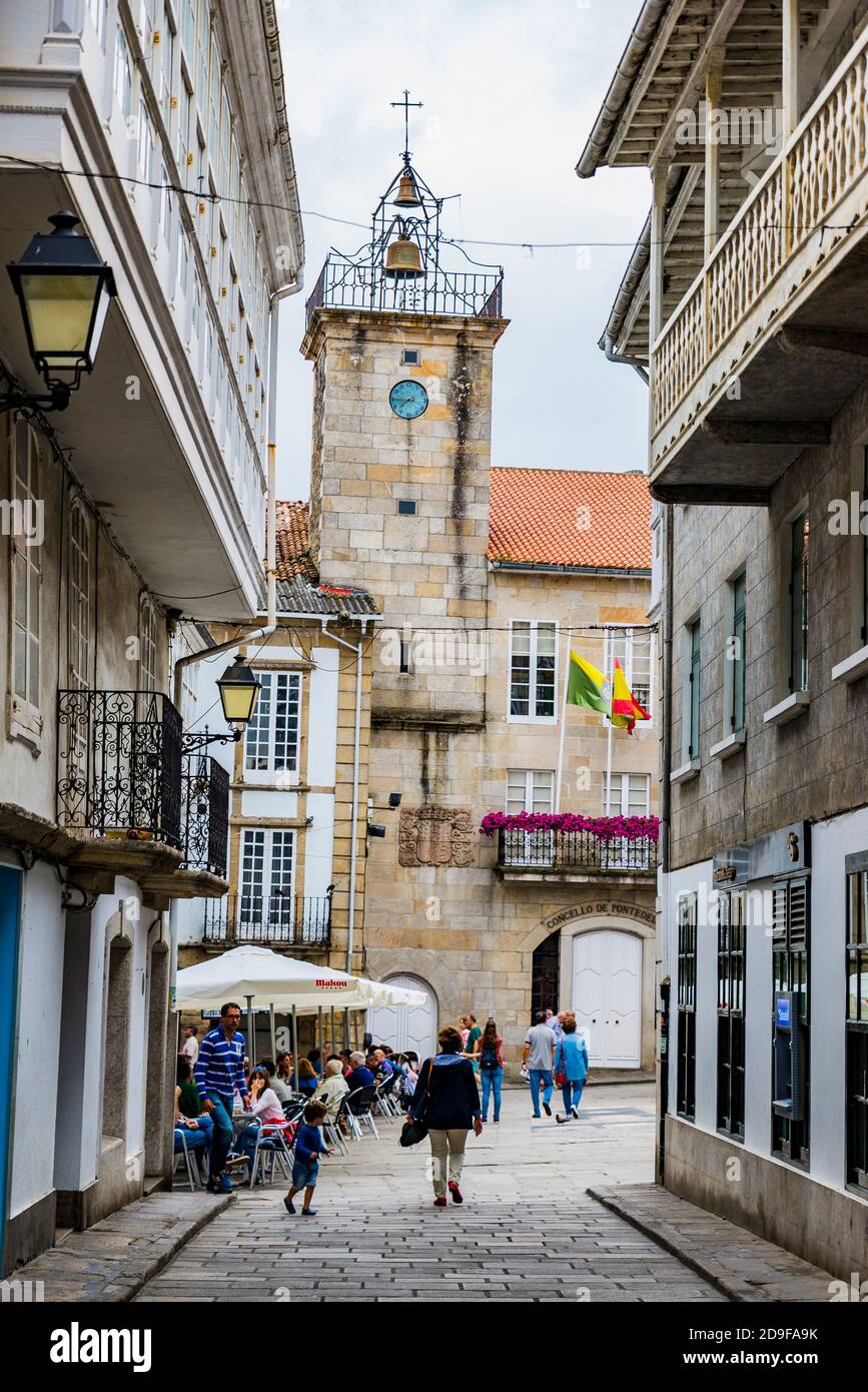 Rue Couceiro Freijomil, en arrière-plan, la construction de l'hôtel de ville. Pontedeume, la Coruña, Galice, Espagne, Europe Banque D'Images
