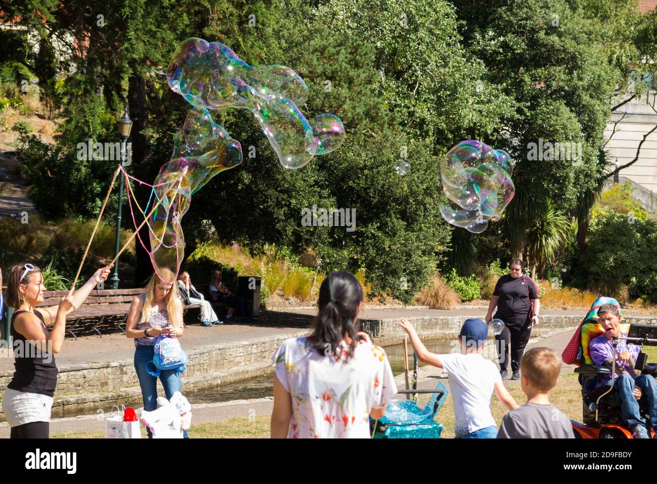 Divertissement Bubbleologiste / performance / expérience multisensorielle exécutée aux enfants / enfants et familles dans un parc de Bournemouth à Dorset ROYAUME-UNI (120) Banque D'Images