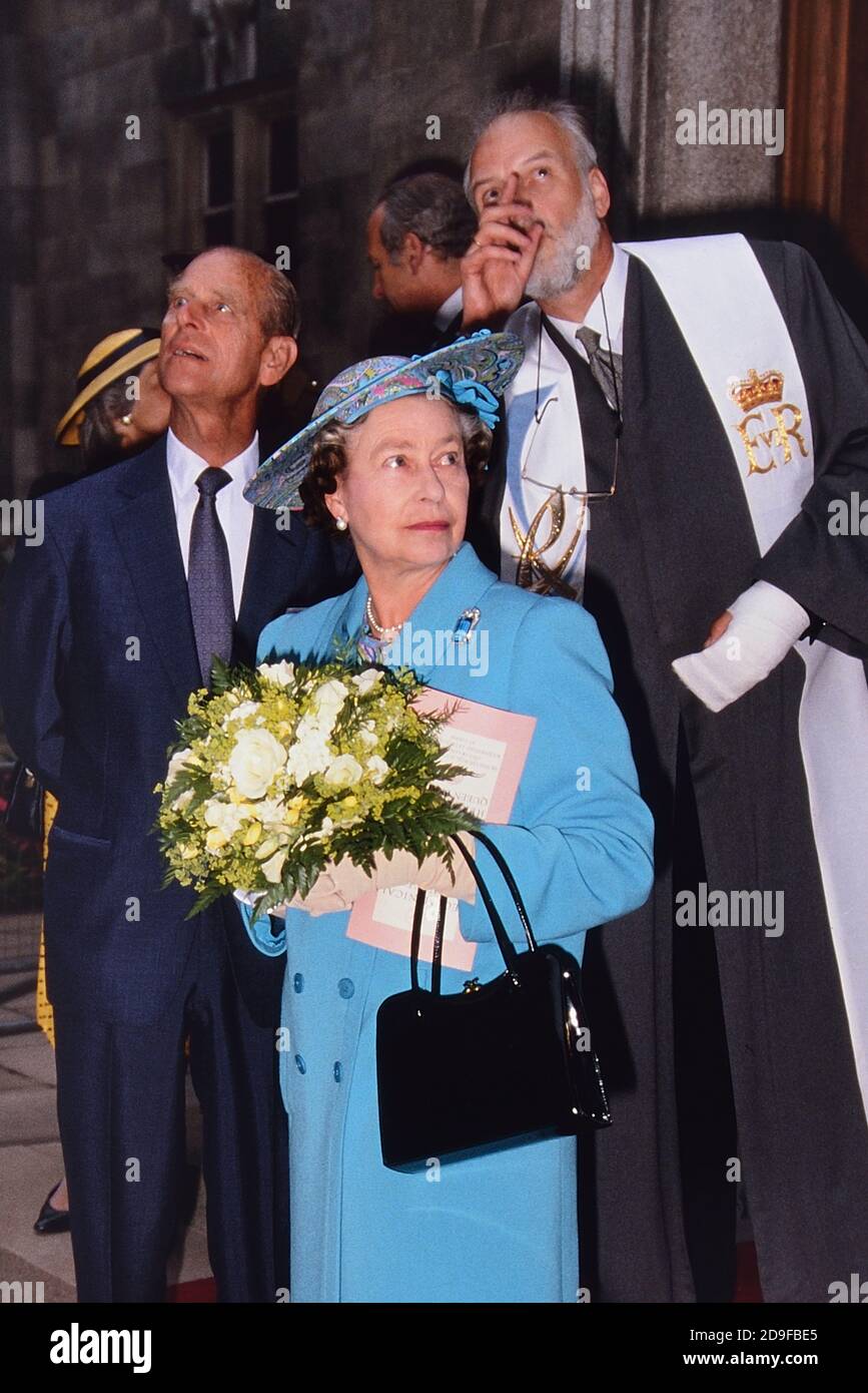 S.A.R. la reine Elizabeth II et le prince Philip, duc d'Édimbourg visitent l'église hollandaise à Austin Friars, pour marquer le tercentenaire du couronnement de William et Mary, Austin Friars House, après restauration, Londres. Angleterre. ROYAUME-UNI. 28 juin 1989 Banque D'Images