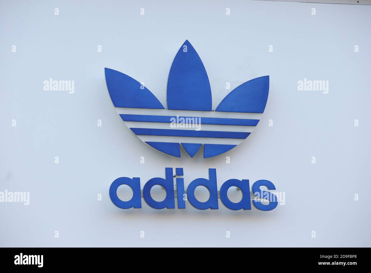 Panneau Adidas, Kingston upon Thames, Surrey Photo Stock - Alamy