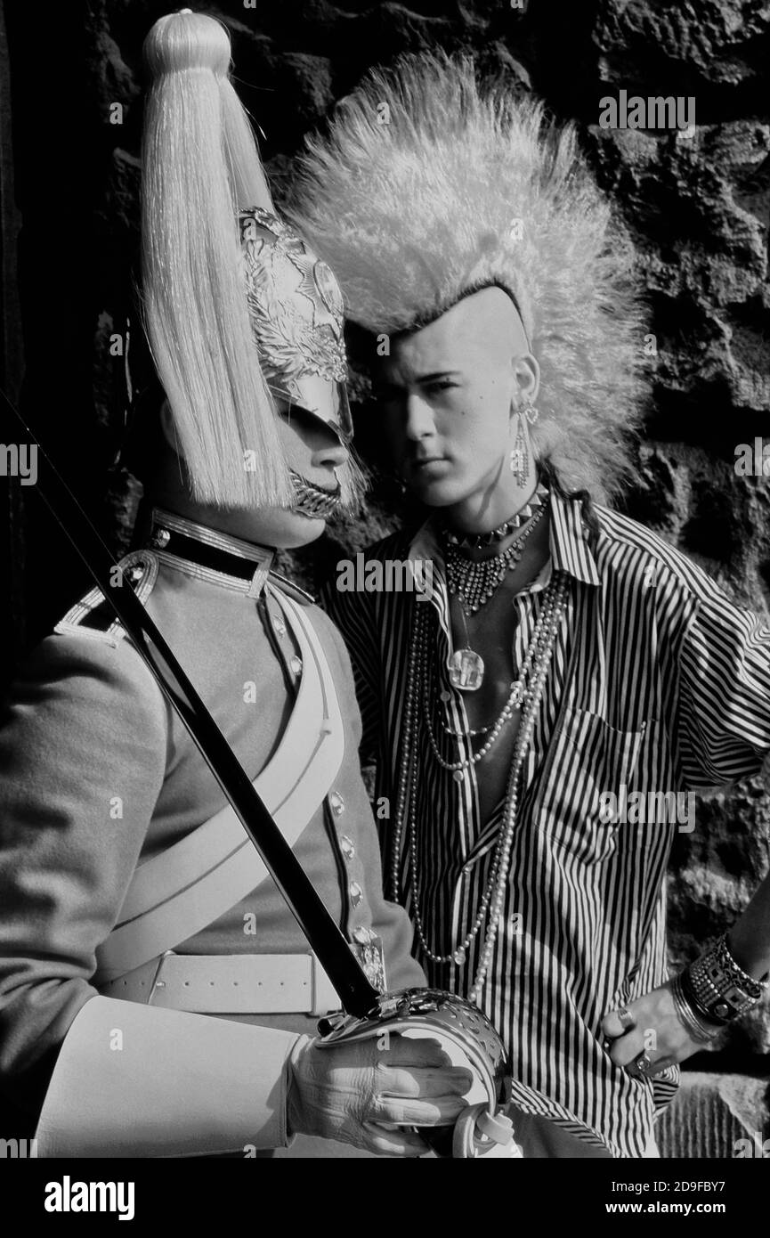 Punk rocker Matt Belgrano, 'The carte postale punk' se dresse avec un membre de la Cavalerie de la maison, Horse Guards Parade, Londres, Angleterre, Royaume-Uni, Circa des années 1980 Banque D'Images