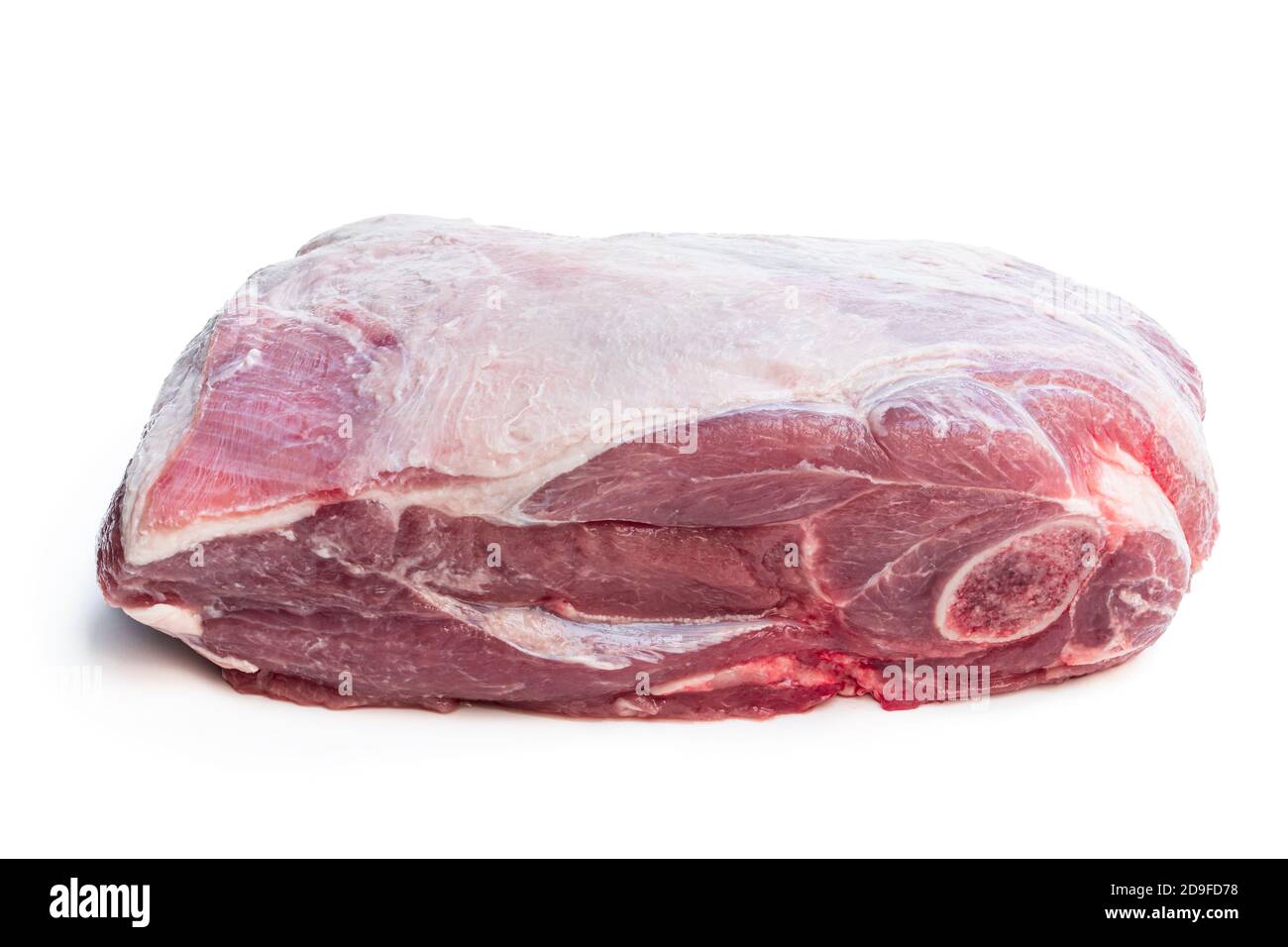 Viande d'épaule entière d'agneau isolée sur blanc Banque D'Images