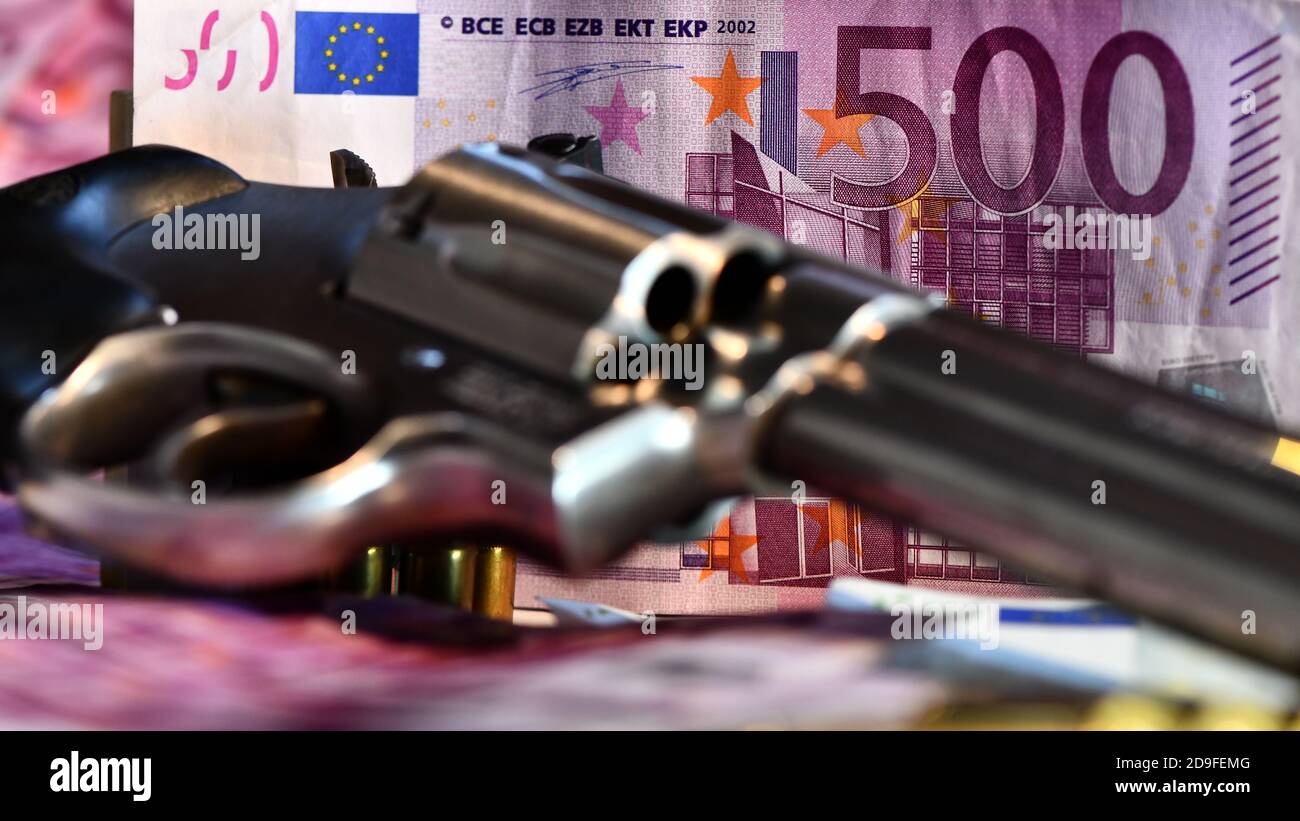 Le revolver Smith e Wesson 357 manum sur fond de billets en euros. Concept de vol, argent sale, crime Banque D'Images