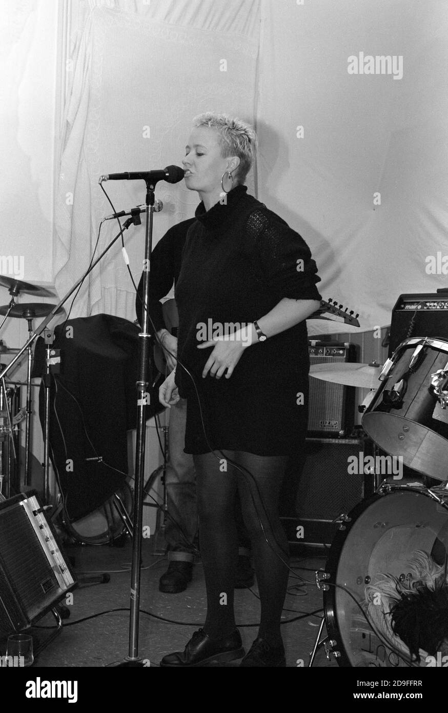 Jane Bromley du groupe de Sheffield A.C. Temple jouant au pub Horse and Groom à Bedford, Royaume-Uni, en 1987. Banque D'Images