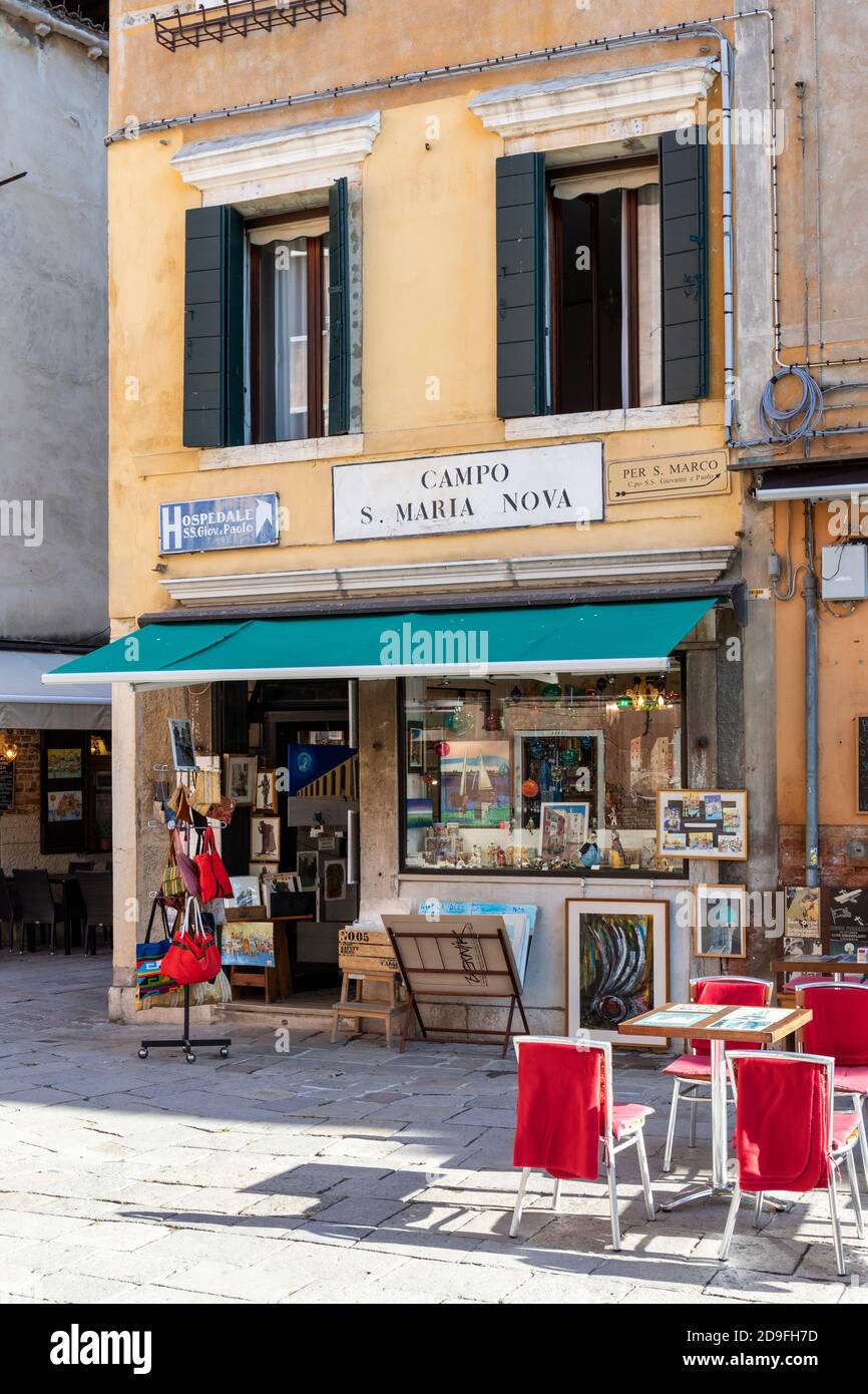 Une boutique d'art traditionnel / de souvenirs à Campo Santa Maria Nova, Cannaregio, Venise, Italie Banque D'Images