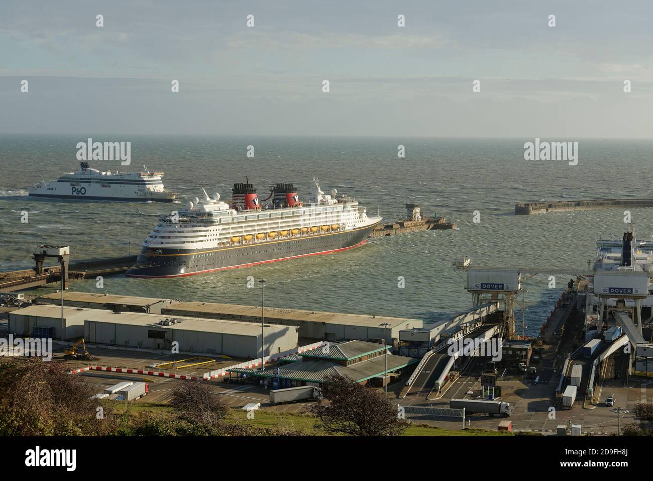 Le port international très fréquenté de Douvres dans le Kent, dans le sud de l'Angleterre, au Royaume-Uni Banque D'Images