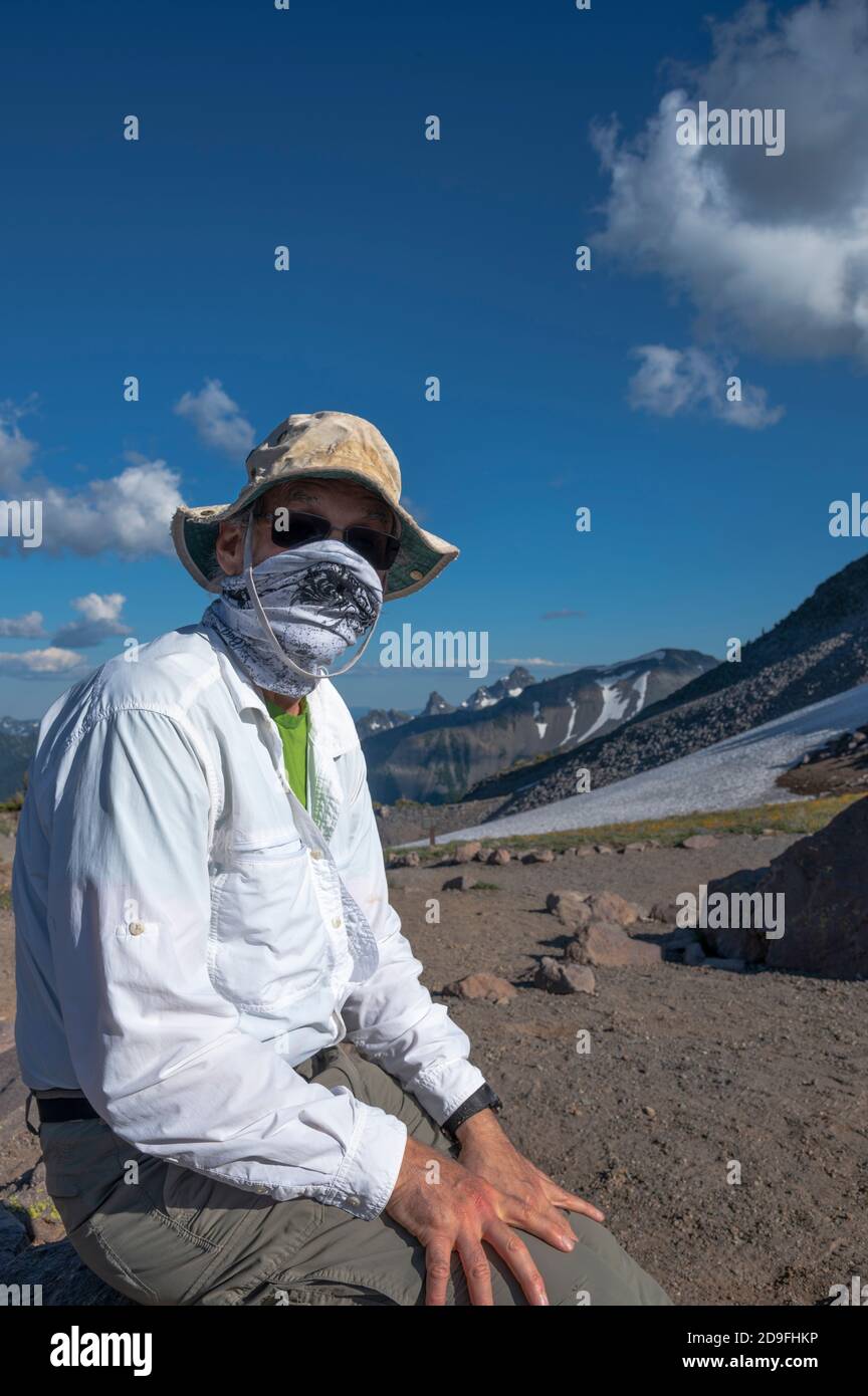 Homme portant un masque de randonnée dans les montagnes Banque D'Images