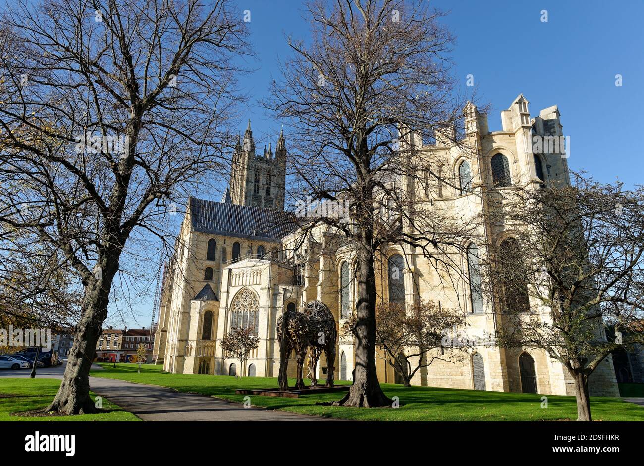 Cathédrale de Canterbury en novembre. À l'avant, un monument commémoratif de sculpture à tous les chevaux morts pendant la première Guerre mondiale. Banque D'Images