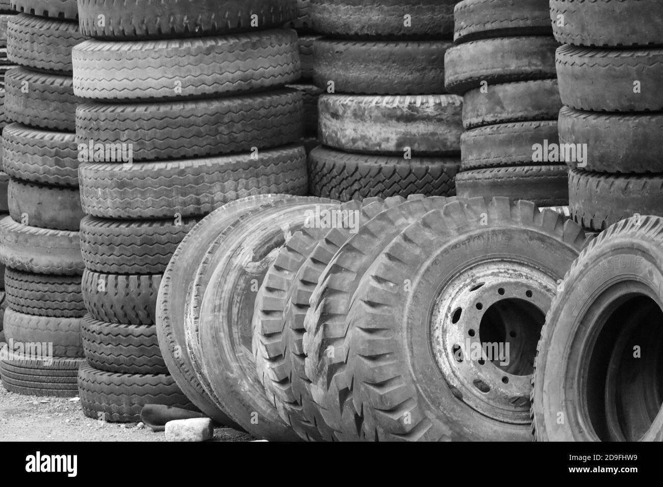 Bekasi / indonésie 25 septembre 2020. Pile de pneus de voiture d'occasion en noir et blanc, adapté au papier peint, sélectif Banque D'Images