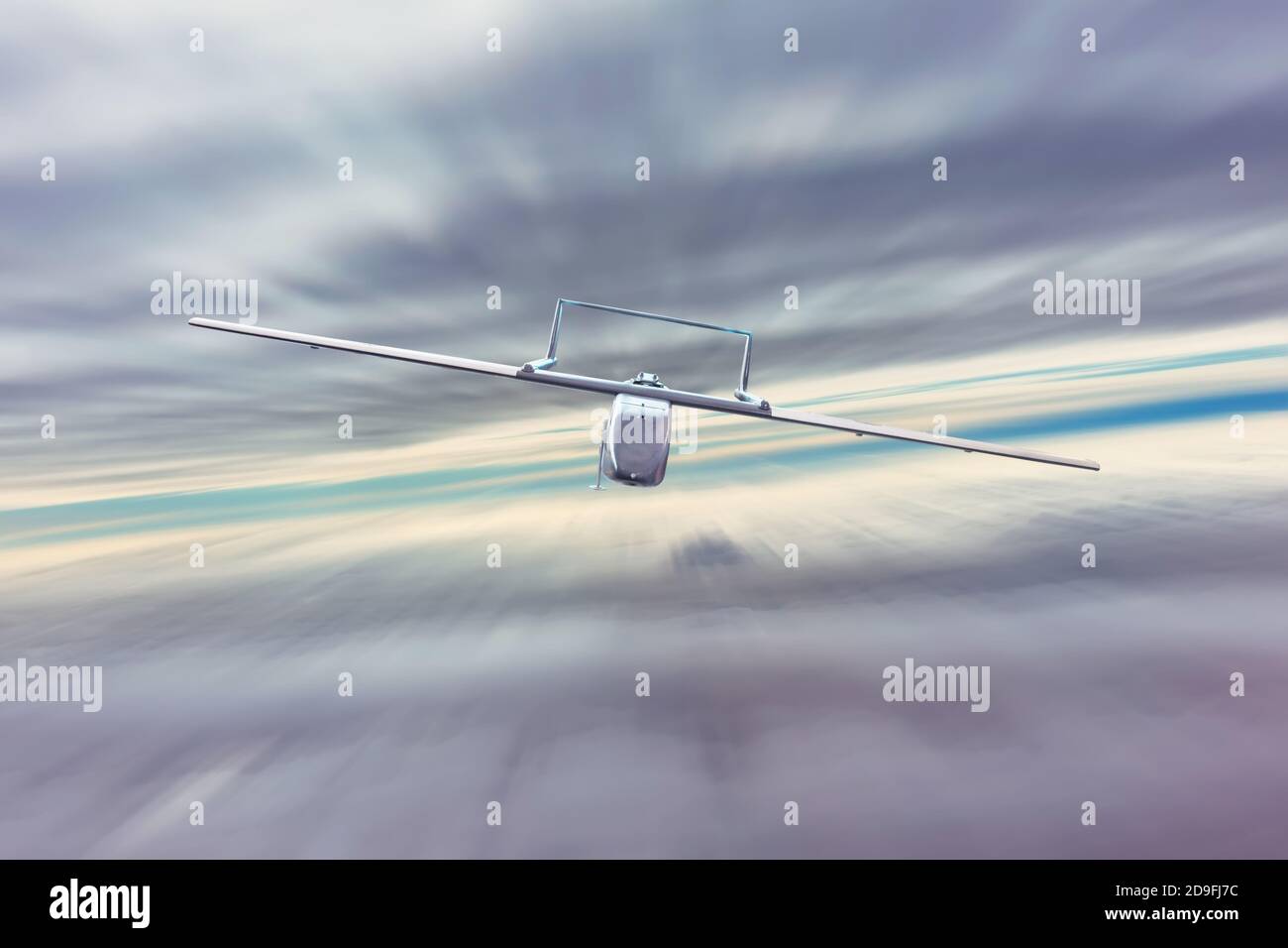 Le drone militaire sans pilote uav vole à grande vitesse dans des nuages denses, retournant à la base militaire de départ Banque D'Images
