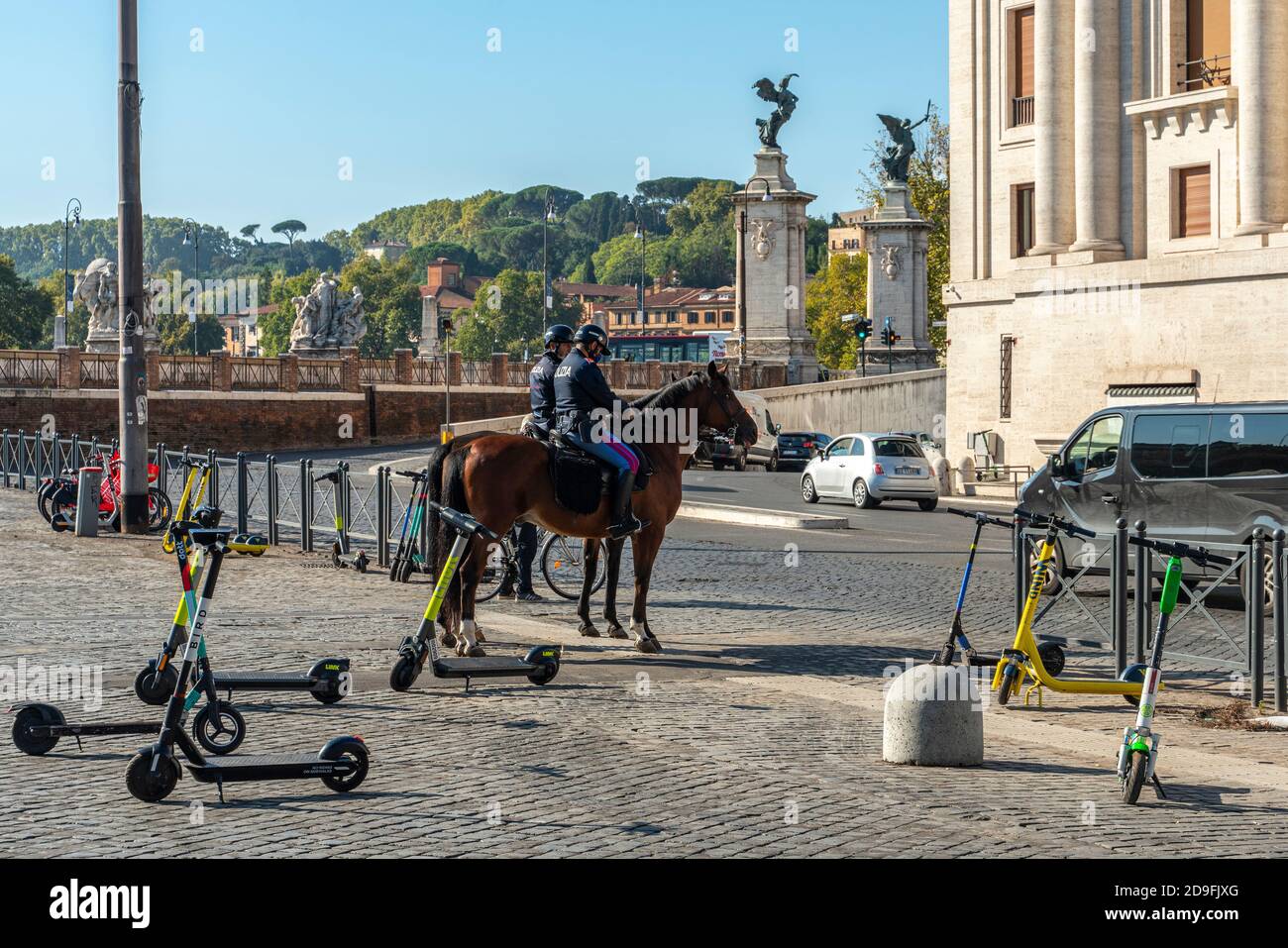 Deux policiers à cheval effectuent un contrôle via della Conciliazione à Rome. Banque D'Images