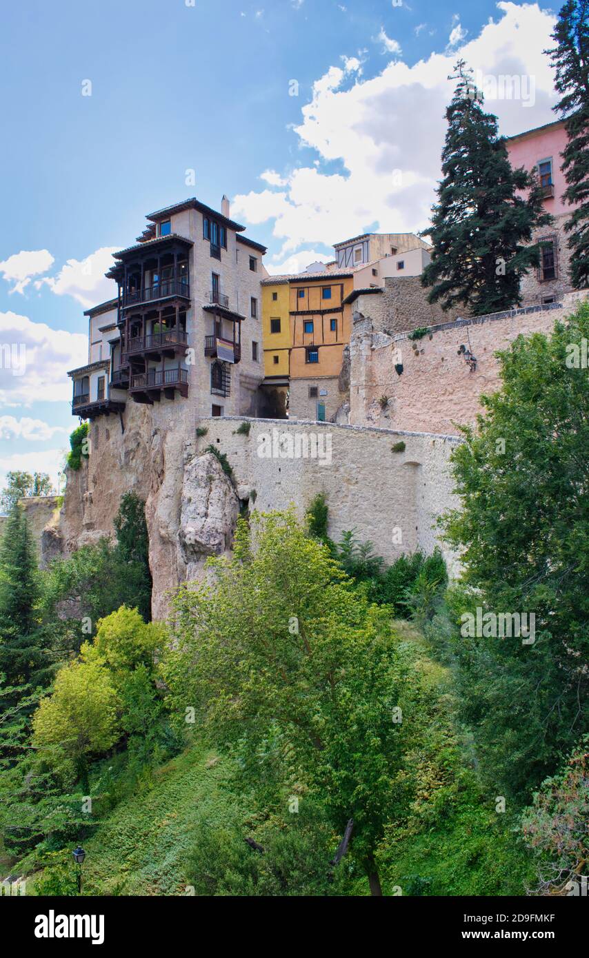 Ville monumentale de Cuenca avec ses maisons suspendues sur le mur raide, Espagne Banque D'Images