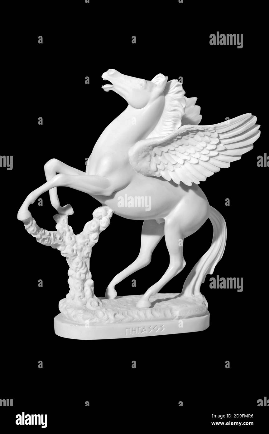 Statue classique en marbre d'un cheval avec ailes sur un arrière-plan noir Banque D'Images