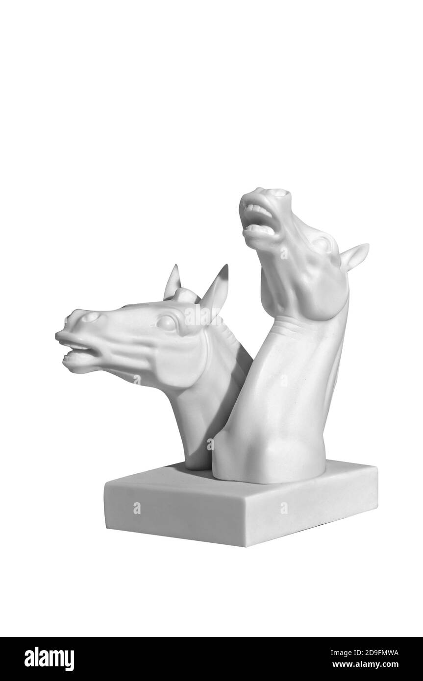 Sculpture classique en marbre d'un cheval sur fond blanc Banque D'Images