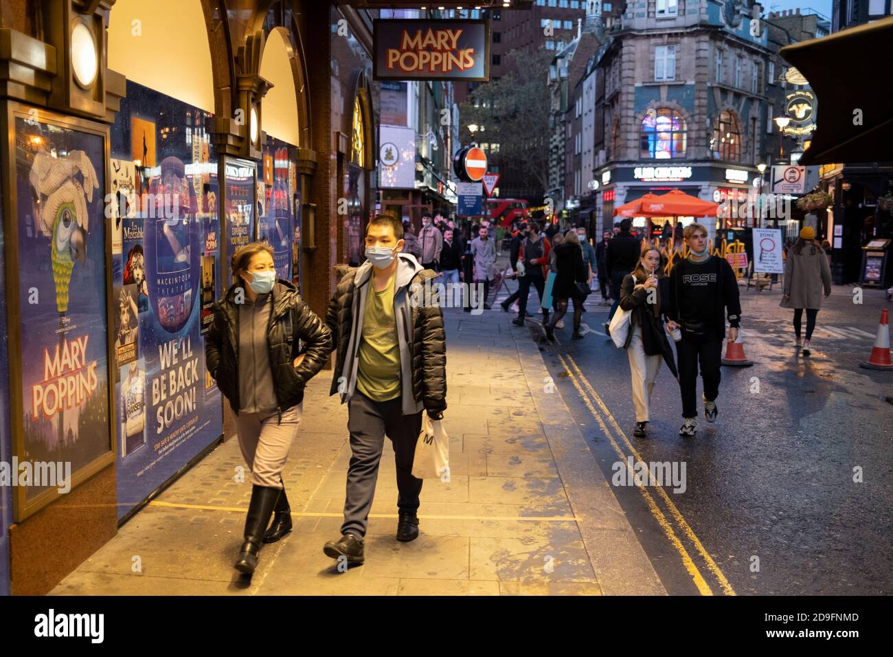 Alors que les Londoniens attendent l'annonce d'un second verrouillage du coronavirus, c'est comme à l'habitude dans le West End que les gens vont socialiser devant les bars et restaurants de Old Compton Street à Soho lors de ce qui sera le dernier week-end avant un verrouillage total d'un mois au Royaume-Uni le 31 Octobre 2020 à Londres, Royaume-Uni. Le système à trois niveaux au Royaume-Uni n'a pas fonctionné suffisamment pour supprimer le virus, et des politiciens ont reçu des appels pour qu'un verrouillage complet de « disjoncteur » soit annoncé pour aider à la propagation croissante du Covid-19. Banque D'Images