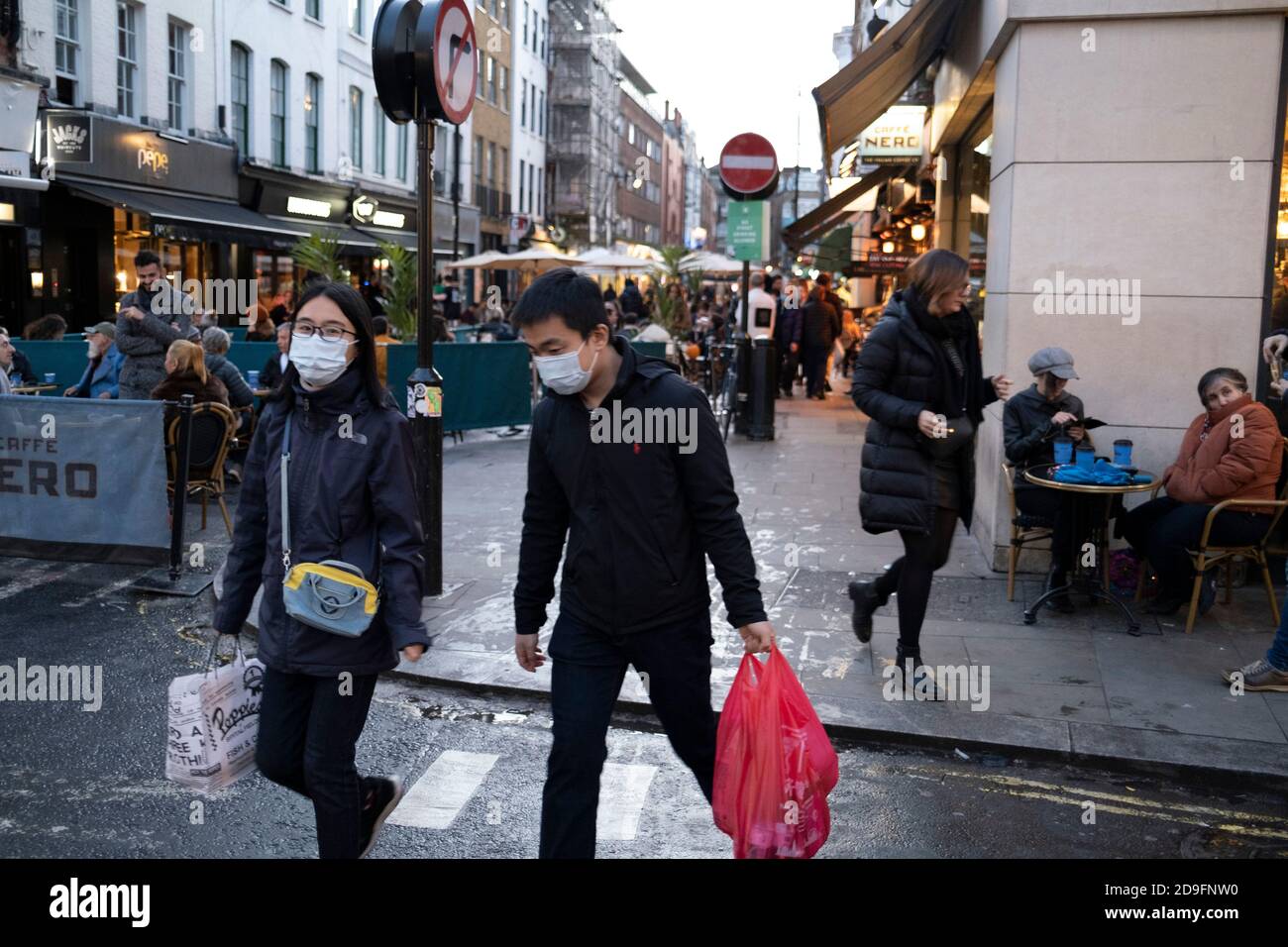 Alors que les Londoniens attendent l'annonce d'un second verrouillage du coronavirus, c'est comme à l'habitude dans le West End que les gens vont socialiser devant les bars et restaurants de Old Compton Street à Soho lors de ce qui sera le dernier week-end avant un verrouillage total d'un mois au Royaume-Uni le 31 Octobre 2020 à Londres, Royaume-Uni. Le système à trois niveaux au Royaume-Uni n'a pas fonctionné suffisamment pour supprimer le virus, et des politiciens ont reçu des appels pour qu'un verrouillage complet de « disjoncteur » soit annoncé pour aider à la propagation croissante du Covid-19. Banque D'Images